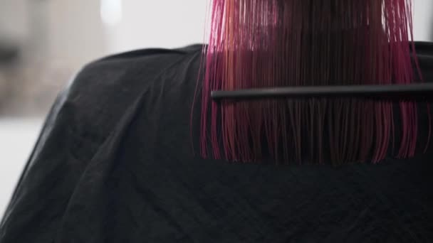 Unerkennbarer Friseur kämmt die roten Haare seiner Kundin, Pan Shot — Stockvideo