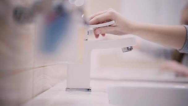 Deux petites filles se lavent les mains ensemble dans une salle de bain avance rapide — Video