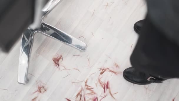 Vue de dessus de coiffeur méconnaissable couper les cheveux de ses clients. Il tombe. — Video