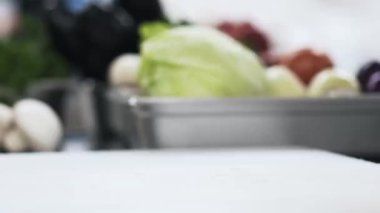 Lezzetli turşu bir masanın üzerine düşüyor