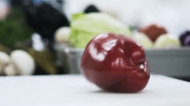 Bir masanın üzerine düşen lezzetli kırmızı bellpeppers