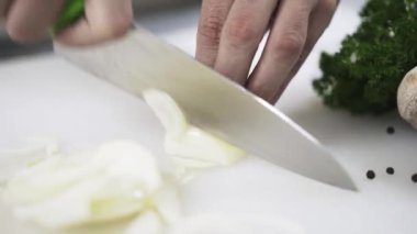 Hızlı bir restoranda soğan doğrama Şef