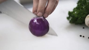 Bir restoranda Mor Soğan Doğrama Şef