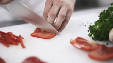 Tanınmayan Şef Bellpepper küpleri bir restoranda yapma