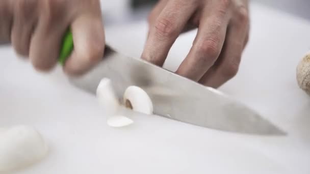 Chef chopping mushrooms in a restaurant — Stock Video