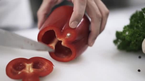 Oigenkännlig kock hugga bellpepper i en restaurang — Stockvideo