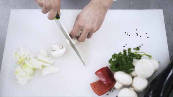 Vista superior de un chef cortando setas en un restaurante — Vídeos de Stock