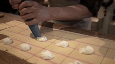 Şef sıkma tortellini bir restoranda doldurma eller