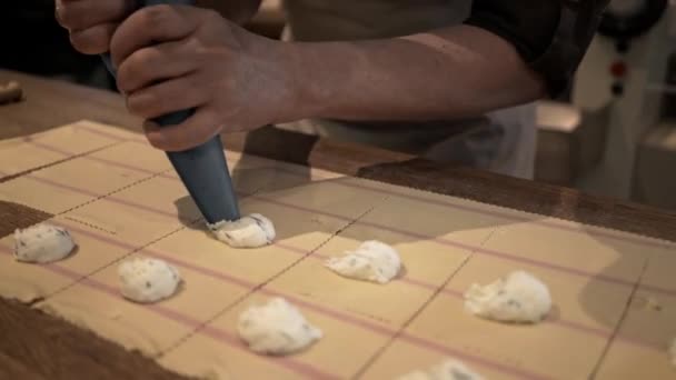 Chef-kok handen persen tortellini vulling in een restaurant — Stockvideo