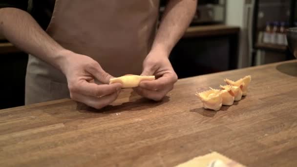 Ο άνθρωπος κάνει τορτελίνια, ένα παραδοσιακό ιταλικό φαγητό — Αρχείο Βίντεο