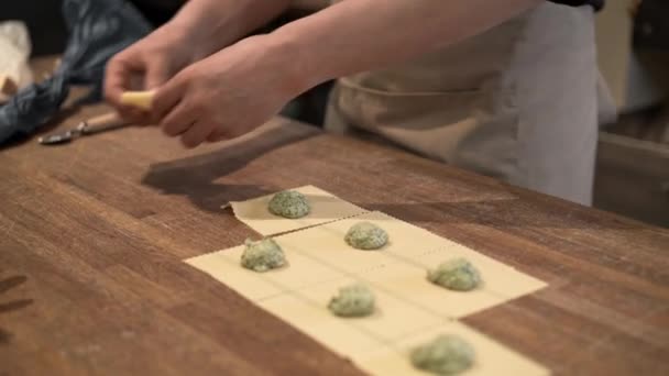 Duas pessoas fazendo tortellini comida tradicional italiana — Vídeo de Stock