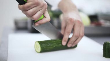 Bir restoranda bir salatalık kesme Cook