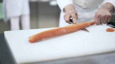 Kesim balık bir suşi restoranında yemek