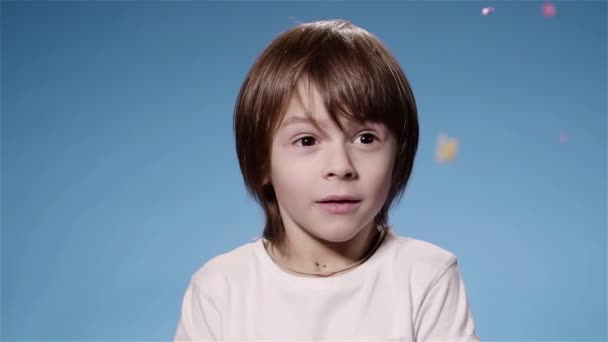 Сверхмедленное движение милого маленького мальчика удивляет сумасшедшего и улыбчивого, голубого — стоковое видео