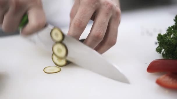 Cocinar picando un pepino en un restaurante — Vídeos de Stock