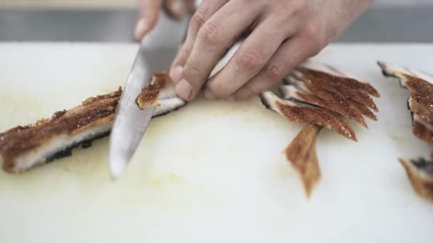 Koken snijden vis voor sushi in een restaurant — Stockvideo