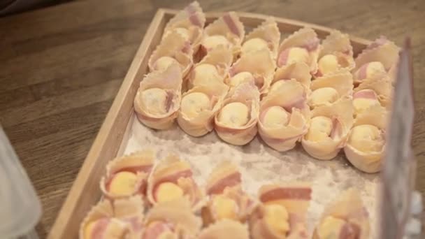 Araya koymak ediliyor tortellini ahşap kutu — Stok video