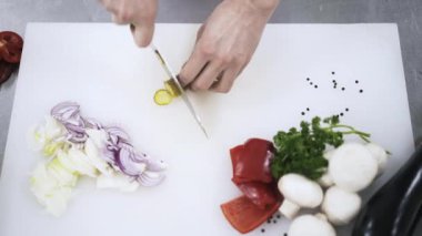 Yetenekli Şef Dilimleme bir turşu, üstten görünüm