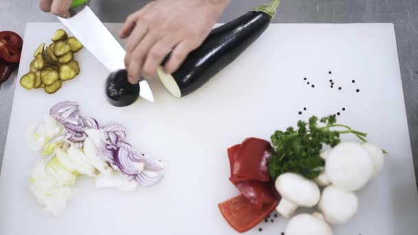 Handen van een chef-kok aubergine ringen maken — Stockvideo