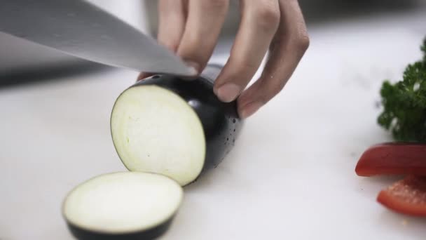 Elinde bir şef patlıcan kesme — Stok video