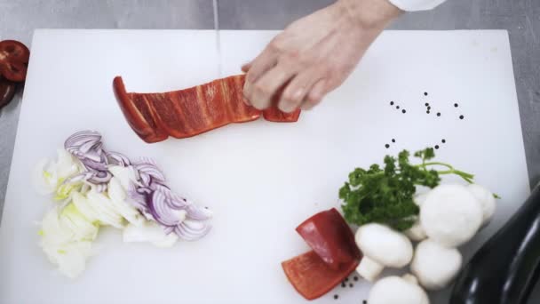 Chef preparando un pimiento rojo para cortar — Vídeo de stock