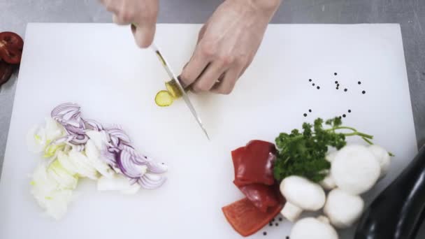 Chef qualifié tranchant un cornichon, vue de dessus — Video