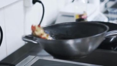 Mantar, tavuk ve Pan yağda kızarmış soğan