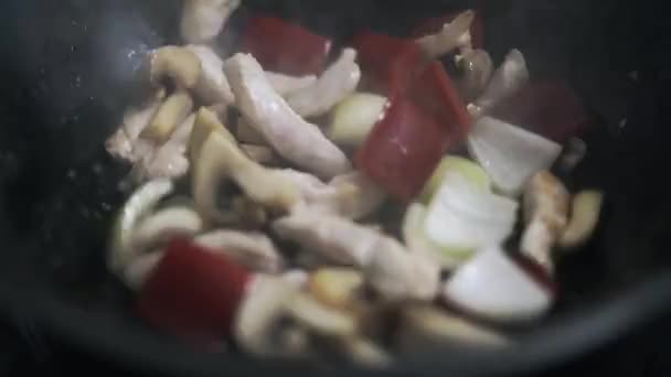 Cogumelos, frango e cebola sendo fritos na panela — Vídeo de Stock