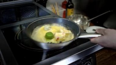 Şef tortellini bir pan kızartma