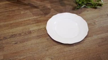 Bir plaka üzerinde bir tortellini koyarak Şef