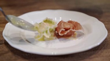 Tortellini farklı renkteki bir plaka üzerine koyarak ve bu dekorasyon Şef