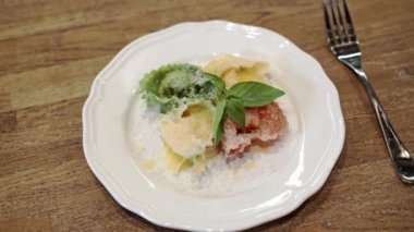 Bir tabağa yalan farklı renkler tortellini üstten görünüm