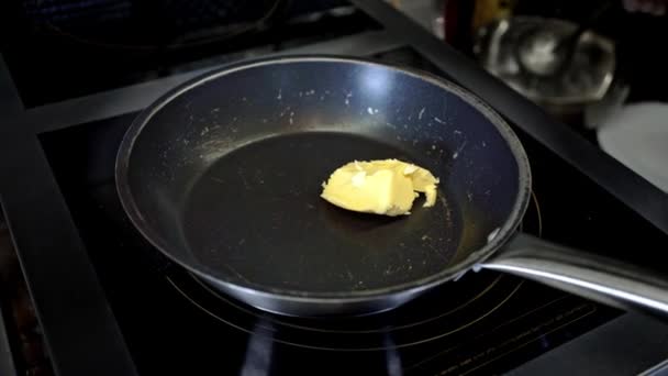 Koch schmilzt Butter in einer Pfanne in einem Restaurant — Stockvideo