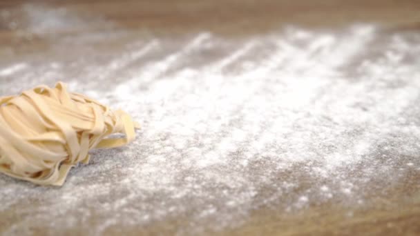 Chef pone nidos de pasta amarilla en una tabla de cortar — Vídeo de stock