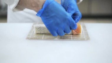 Balık dilimleri yerleştirerek bir suşi şefi