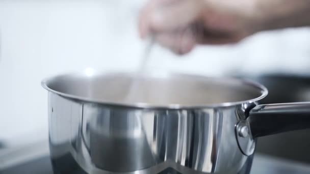 Kocken kokar en bläckfisk på en restaurang — Stockvideo