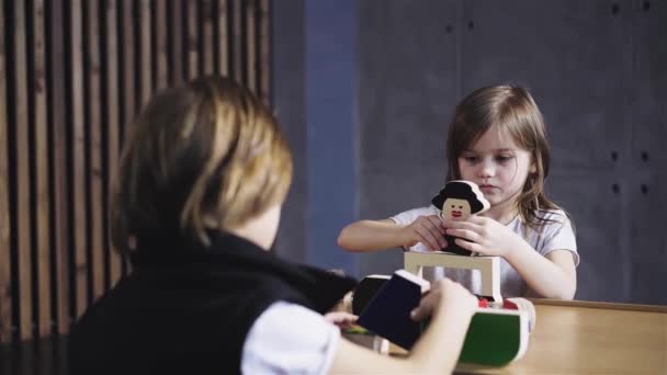 Kinderen spelen met houten bakstenen, schuifregelaar schot — Stockvideo