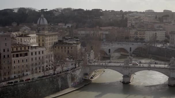 Roma, Italia, Europa desde Castel Sant Angelo en el día de verano. Pan tiro, ambulancia — Vídeo de stock