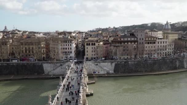 Castel Sant Angelo, İtalya turist otobüsleri üzerinden Tiber ve Roma panorama — Stok video