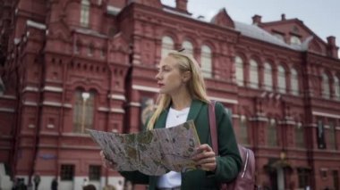 Sarışın turist harita ayakta devlet tarihi Müzesi Moskova yakınlarındaki bakarak