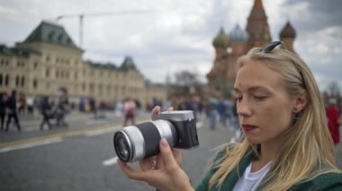 Sarışın kadın turist gazeteci fotoğrafçı Kızıl Meydan, Moskova Rusya