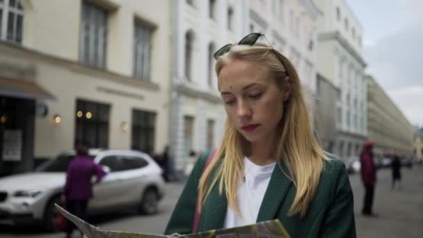 Blonde tourist looking at map walking in Moscow near Kremlin, Russia summer — Stock Video