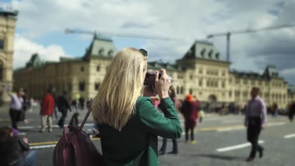 Mulher loira turista tirar fotos da Catedral de São Basílio, Moscou Rússia — Vídeo de Stock