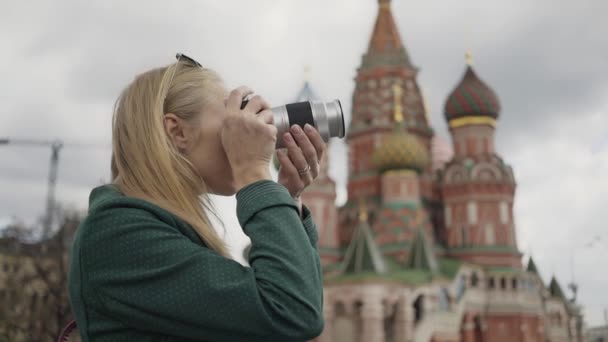 Blonde Fotografin fotografiert Basilikum-Kathedrale, Moskau Russland — Stockvideo