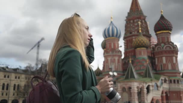 Fotograf Blondynka turystycznych zdejmując okulary czerwony kwadrat, wietrzny dzień — Wideo stockowe