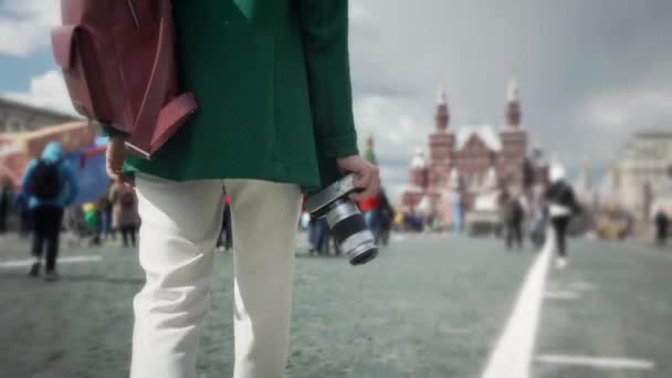 Нерозпізнаний жінка з камерою, ходьба в Москві, Кремль літо — стокове відео