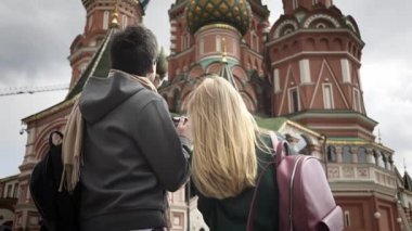 Kremlin, Rusya Moskova katedral resimleri alarak genç turist çift yakınındaki
