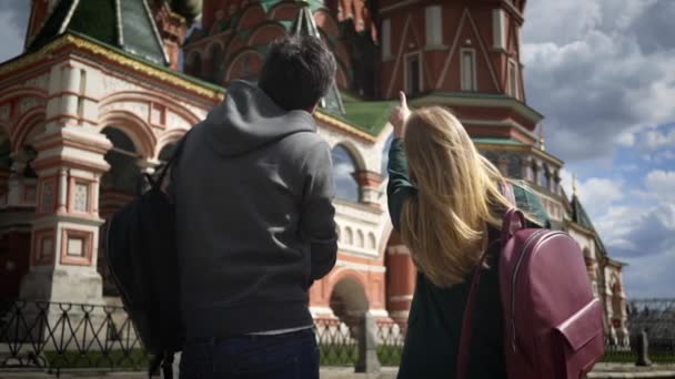Молодые туристы фотографируют Москву возле Кремля — стоковое видео
