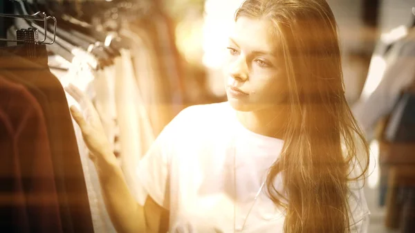 Une image floue d'une jeune fille fait du shopping dans un magasin de vêtements — Photo