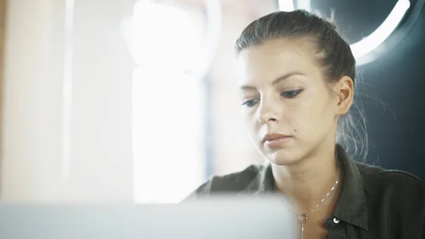 Een close-up portret van een jonge vrij ernstige meisje — Stockfoto